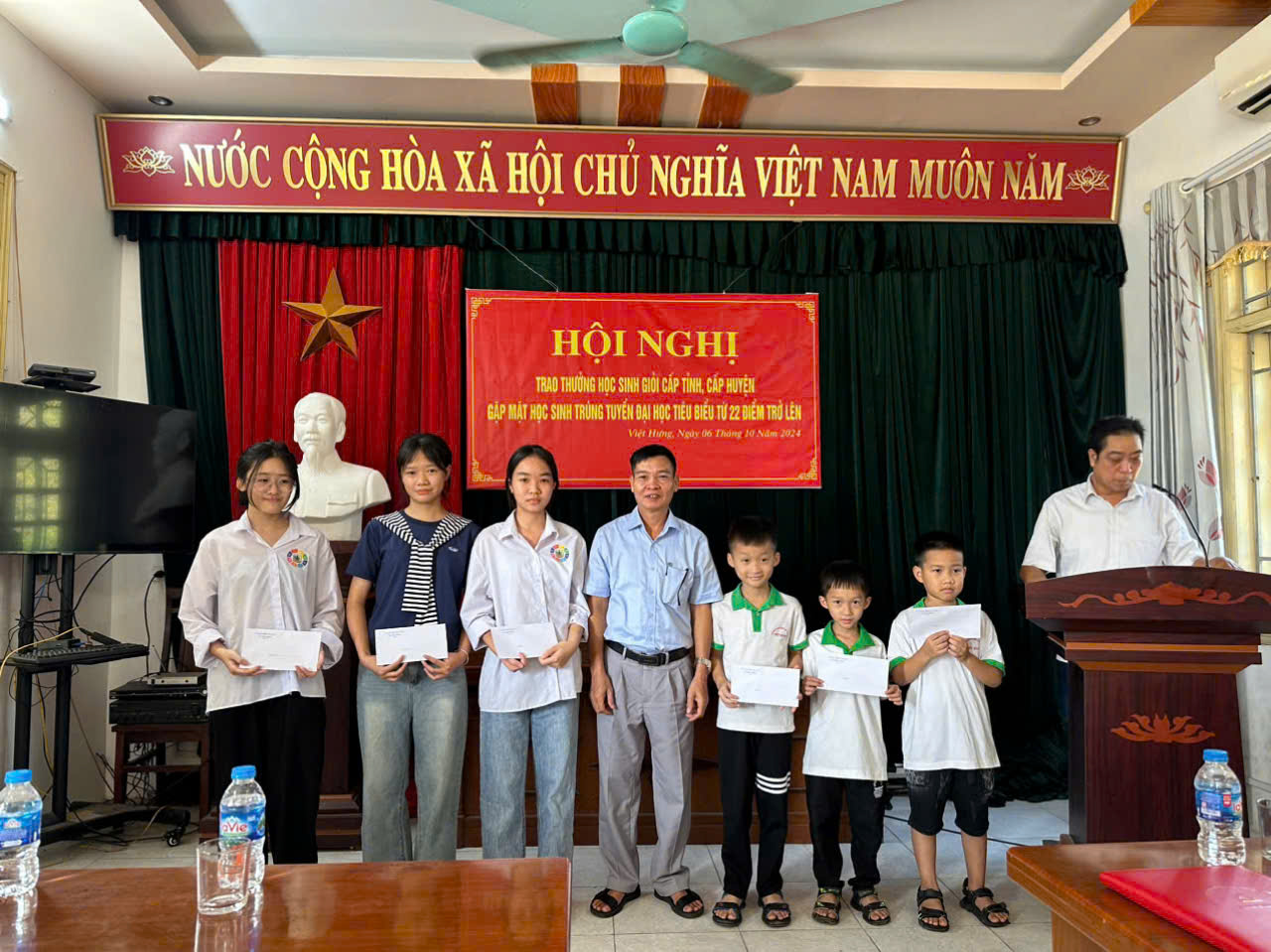 Hội khuyến học xã Việt Hưng tổ chức Hội nghị trao thưởng cho học sinh giỏi cấp tỉnh, cấp huyện và gặp mặt học sinh trúng tuyển vào các trường Đại học tiêu biểu  