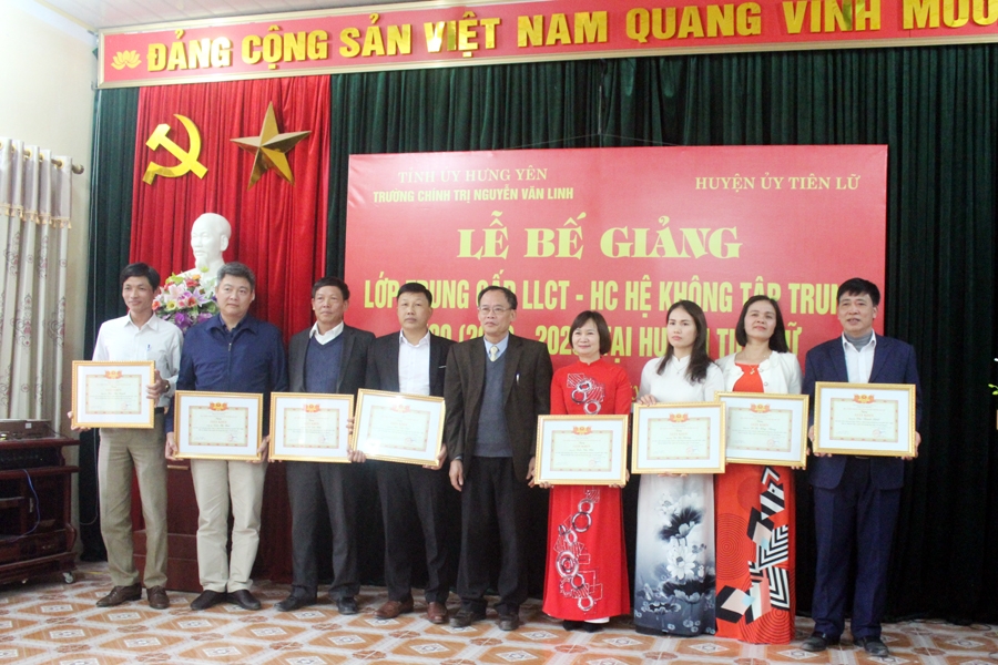Bế giảng lớp TCLLCT - HC Hệ không tập trung K89 (2019 - 2020) tại huyện Tiên Lữ