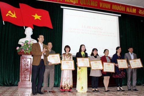 Bế giảng lớp trung cấp lý luận Chính trị - hành chính  hệ không tập trung K60 (2016-2017) tại thành phố Hưng Yên