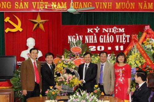 Đ/c Đặng Minh Ngọc, Ủy viên Ban Thường vụ Tỉnh ủy, Phó Chủ tịch Thường trực HĐND tỉnh tặng hoa chúc mừng ngày 20/11/2017