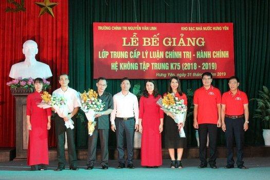 Bế giảng lớp Trung cấp lý luận chính trị - hành chính hệ không tập trung K75 (khóa 2018 - 2019) tại Kho bạc Nhà nước Hưng Yên